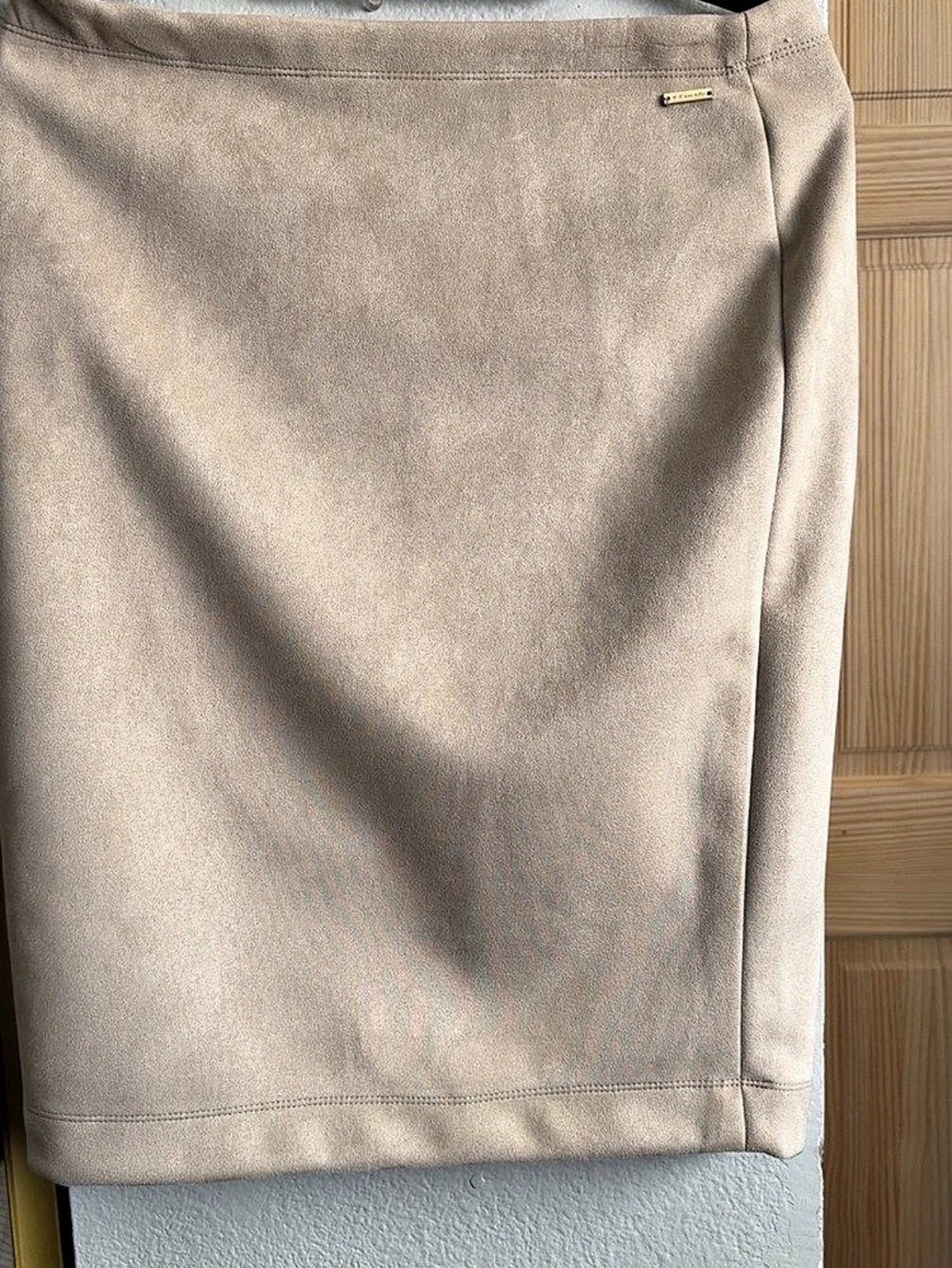 Tahari Faux Suede Midi Skirt Beige Size Medium NWT